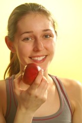 女性がリンゴを持っている写真